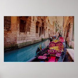 Kanal mit traditioneller Gondel in Venedig, Italie Poster