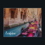 Kanal mit traditioneller Gondel in Venedig, Italie Postkarte<br><div class="desc">Kanal mit traditioneller Gondel in Venedig,  Italien. Postkarte von Venedig. Innen Gondel.</div>