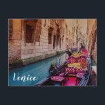 Kanal mit traditioneller Gondel in Venedig, Italie Postkarte<br><div class="desc">Kanal mit traditioneller Gondel in Venedig,  Italien. Postkarte von Venedig. Innen Gondel.</div>