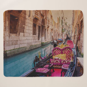 Kanal mit traditioneller Gondel in Venedig, Italie Sherpadecke