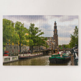 Kanal und alte Kirche in Amsterdam, Niederlande