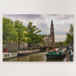 Kanal und alte Kirche in Amsterdam, Niederlande