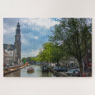 Kanal und alte Kirche in Amsterdam, Niederlande