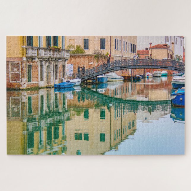 Kanal Venedig und Brücke mit Reflektionen, Italien (Horizontal)