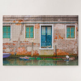 Kanal Venedig und verwüstetes Boot, Italien
