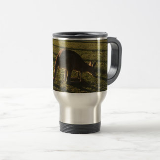 Kangourou à la tasse de voyage de crépuscule