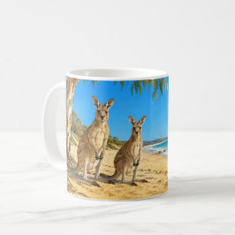 Kängurus unter Gummibaum am Sandstrand Kaffeetasse