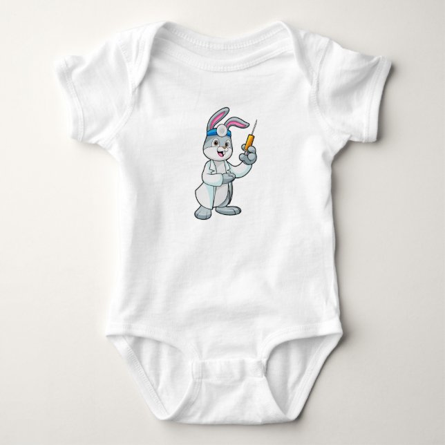 Kaninchen als Arzt bei Impfung mit Spritze Baby Strampler (Vorderseite)