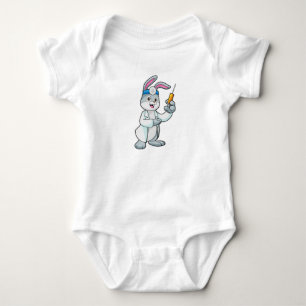 Kaninchen als Arzt bei Impfung mit Spritze Baby Strampler