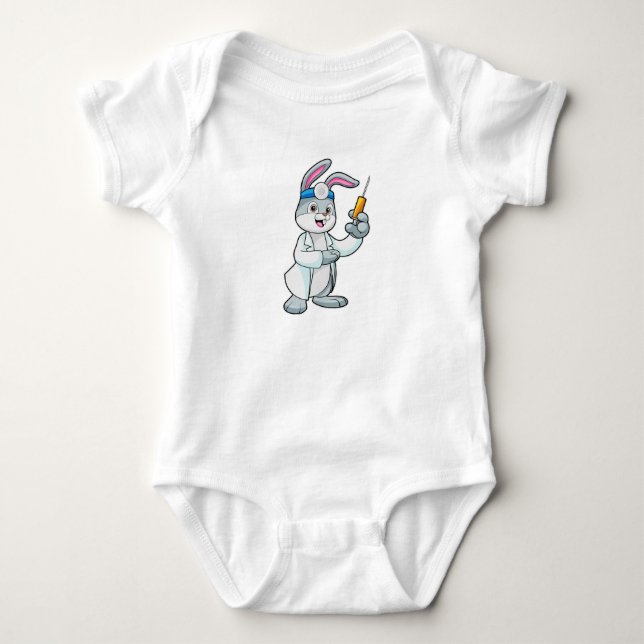 Kaninchen als Arzt bei Impfung mit Spritze Baby Strampler (Vorderseite)