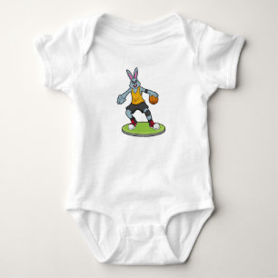 Kaninchen als Basketballspieler mit Basketball Baby Strampler