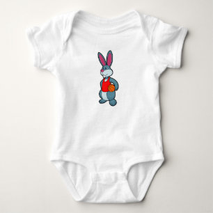 Kaninchen als Basketballspieler mit Basketball Baby Strampler