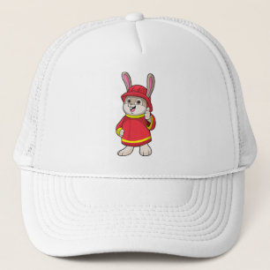 Kaninchen als Feuerwehrmann mit Helm Truckerkappe