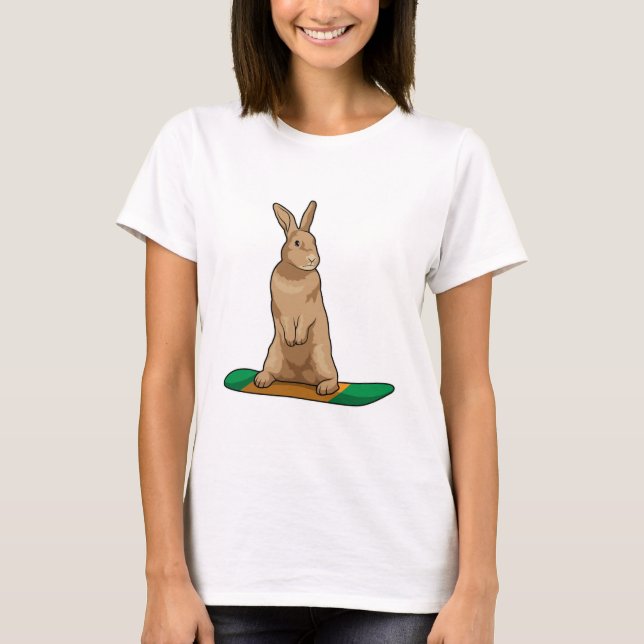 Kaninchen als Snowboarder mit Snowboard T-Shirt (Vorderseite)