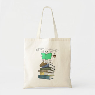 Kaninchen auf Büchern und Kaffee-Büsche Tragetasche