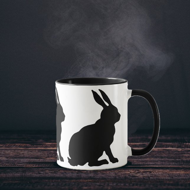 Kaninchen der schwarzen Silhouette Tasse (Ring of sitting black silhouette rabbits with tall ears on white coffee or tea mug.)