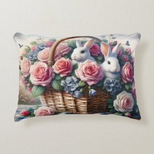 Kaninchen kuscheln sich zwischen Cottage-Rosen Dekokissen