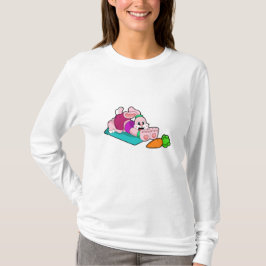 Kaninchen mit Karotte bei Yoga auf Yoga-Matte T-Shirt