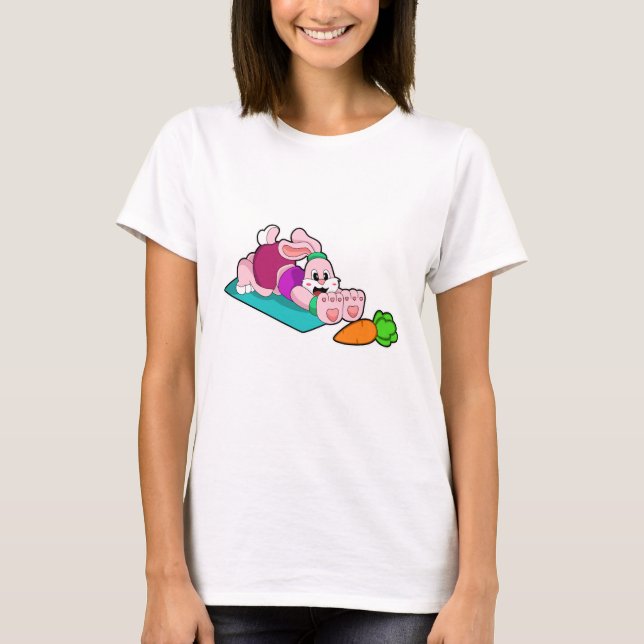 Kaninchen mit Karotte bei Yoga auf Yoga-Matte T-Shirt (Vorderseite)