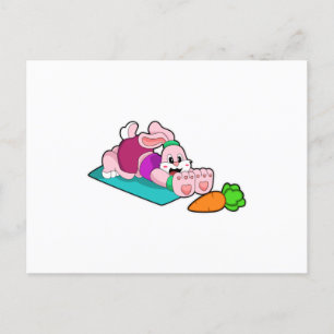 Kaninchen mit Karotte beim Yoga auf einer Yogamatt Postkarte