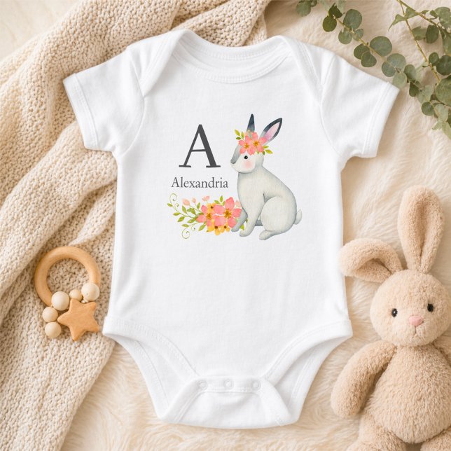 Kaninchen mit rosa Blumen Monogramm Baby Strampler (Von Creator hochgeladen)