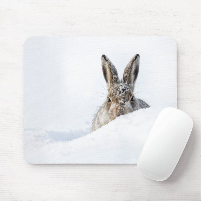 Kaninchen schaut über eine Schneeverwehung Mousepad (Mit Mouse)