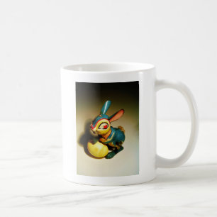 Kaninchen Spielzeug und Ostergelbe Ei Kaffeetasse