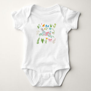 Kaninchen springen durch einen Blumengarten Baby Strampler
