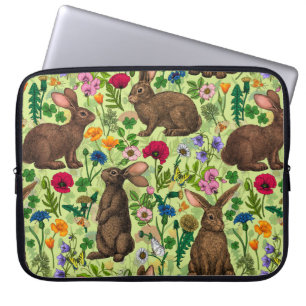 Kaninchen und Wildblumen auf Honigtau Laptopschutzhülle
