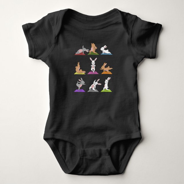 Kaninchengeschenk| Sonnenyoga in Yoga Posen Sport Baby Strampler (Vorderseite)
