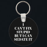Kann den stupiden Schlüsselanhänger nicht reparier<br><div class="desc">Der Round-Button-Schlüsselanhänger enthält den Text "I Can't Fix Stupid,  but I Can Sedate It" auf einem schwarzen Hintergrund oder einer beliebigen Farbe,  die Sie auswählen,  perfekt für einen Paramediker,  eine Krankenschwester oder einen Arzt. Schlüsselanhänger machen lustige Geschenke für Familie und Freunde oder kreieren für sich selbst.</div>