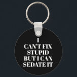 Kann den stupiden Schlüsselanhänger nicht reparier<br><div class="desc">Der Round-Button-Schlüsselanhänger enthält den Text "I Can't Fix Stupid,  but I Can Sedate It" auf einem schwarzen Hintergrund oder einer beliebigen Farbe,  die Sie auswählen,  perfekt für einen Paramediker,  eine Krankenschwester oder einen Arzt. Schlüsselanhänger machen lustige Geschenke für Familie und Freunde oder kreieren für sich selbst.</div>