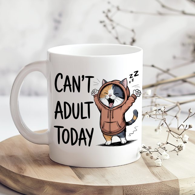 "Kann heute nicht erwachsen sein" Lustige Katze Kaffeetasse ("Can't Adult Today" Funny Cat Coffee Mug on a sunny boho kitchen table with tiny dry flowers)