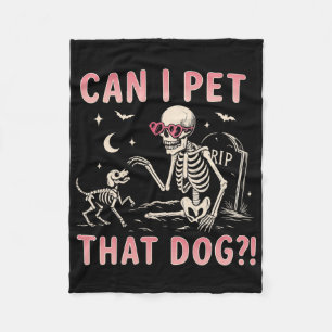 Kann ich diesen Hund, der ein lustiges Skelett auf Fleecedecke
