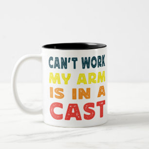 kann nicht arbeiten, mein Arm ist in einer gegosse Zweifarbige Tasse
