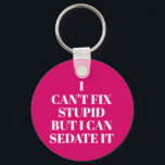 Kann Stupid nicht reparieren Schlüsselanhänger<br><div class="desc">Der Round-Button-Schlüsselanhänger enthält den Text "I Can't Fix Stupid,  but I Can Sedate It" auf einem heißen rosa Hintergrund oder einer beliebigen Farbe,  perfekt für einen Paramediker,  eine Krankenschwester oder einen Arzt. Schlüsselanhänger machen lustige Geschenke für Familie und Freunde oder kreieren für sich selbst.</div>