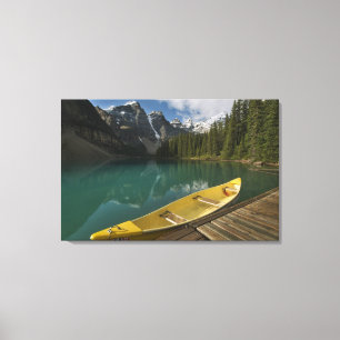 Kanoe am Steg neben Moraine Lake, Banff Leinwanddruck