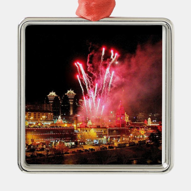 Kansas- Citypiazza-Lichter, Feuerwerks-Verzierung Silbernes Ornament (Vorne)