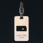 Kansas Map Wedding Luggage Tag, Name des Paares Gepäckanhänger<br><div class="desc">Diese Staat Gepäckanhänger machen die perfekte Hochzeitsgeschenktafel oder Begrüßungstags. Krawatte es auf Ihr Geschenk anstelle eines typischen Papiergeschenketiketts,  und sie können es für Monate und Jahre verwenden. Tags haben einen pfirsichfarbenen Aquarell-Hintergrund. Um das Herz an der Hochzeitsstelle zu platzieren,  verwenden Sie die Option "Weiter anpassen".</div>