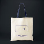 Kansas Wedding Welcome Bag Tasche, Navy Blue Map Tragetasche<br><div class="desc">Begrüßungsgeschenktasche mit Kartengrafik. Ihre Gäste werden in ihrem Hotel einchecken und diese Tasche mit den Leckereien, die sie erwarten, finden. Sie können das Herz mit der Funktion "Weiter anpassen" an den Ort Ihres großen Tages positionieren.</div>