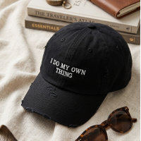 Kantiger, abgenutzter schwarzer Dad-Hat