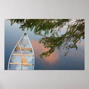 Kanu am See bei Sonnenuntergang, Kanada Poster