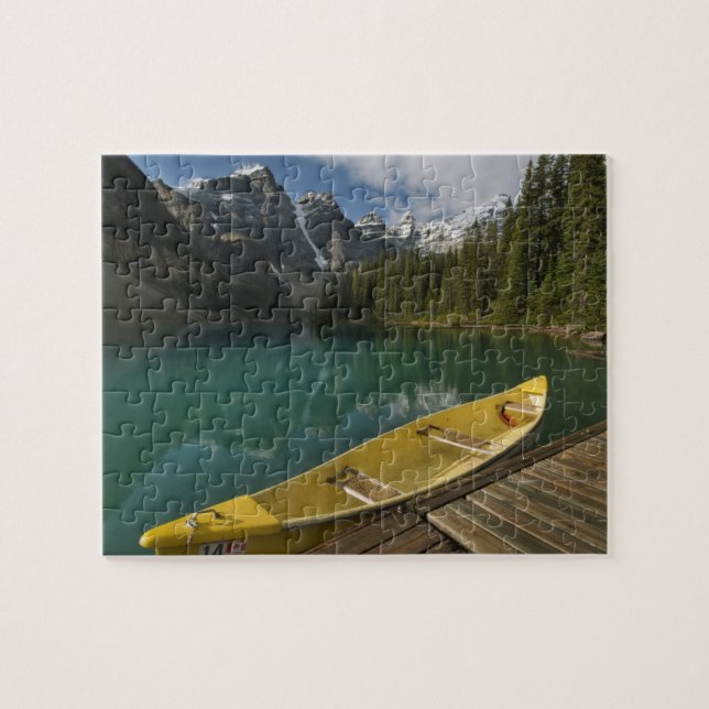 Kanu geparkt an einem Dock am Moraine Lake, Banff (Horizontal)