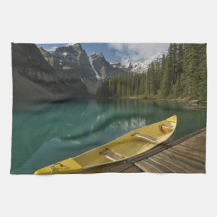 Kanu geparkt an einem Dock am Moraine Lake, Banff Küchentuch