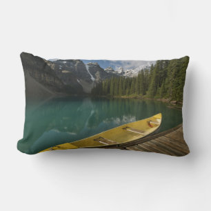 Kanu geparkt an einem Dock am Moraine Lake, Banff Lendenkissen