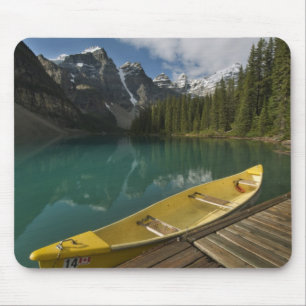 Kanu geparkt an einem Dock am Moraine Lake, Banff Mousepad