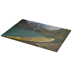 Kanu geparkt an einem Dock am Moraine Lake, Banff Schneidebrett