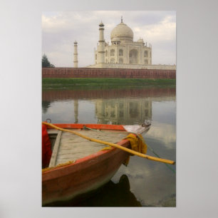 Kanú im Wasser mit Taj Mahal, Agra, Indien Poster