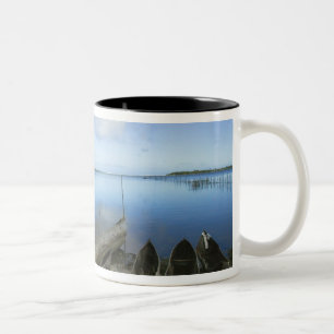 Kanus am Strand, Antananarivo, Madagaskar Zweifarbige Tasse