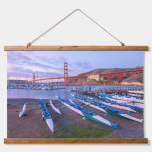 Kanus am Strand und Blick auf das Golden Gate Wandteppich Mit Holzrahmen